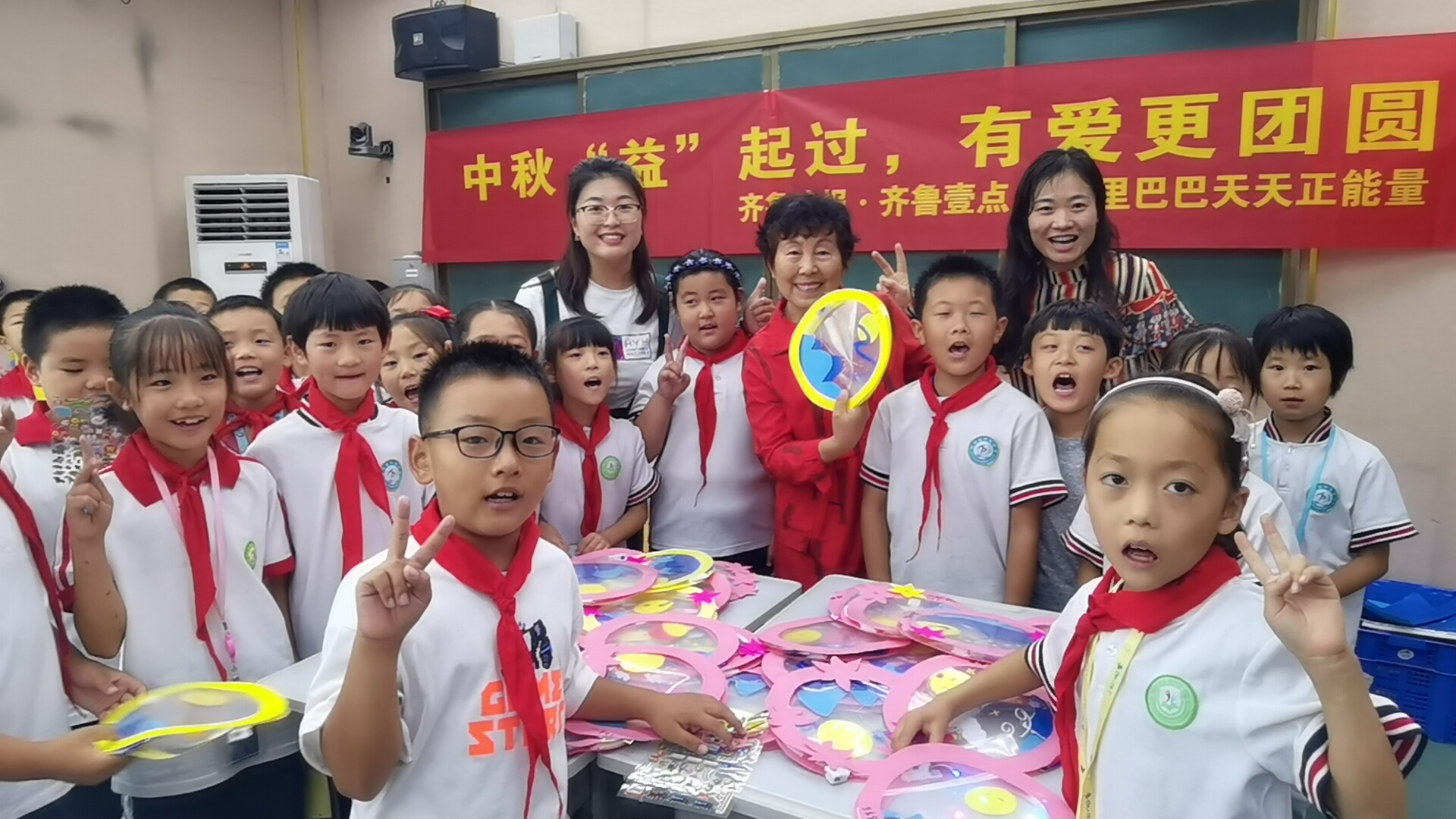 中秋節，齊魯晚報·齊魯壹點聯合阿里天天正能量帶領志愿者走進農村小學，與留守兒童共同過節.jpg